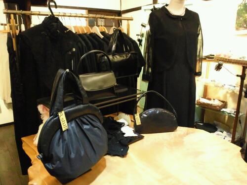 色々な素材とデザインの黒いお洋服。: ギャラリー山帰来 | 久留米市草野町のカフェ＆ギャラリー