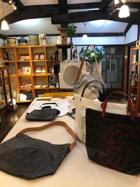 ※専用　大塚淳子さんのビニールバッグ　シルバー×黒 大塚淳子「ビニールバッグ展」 始まりました。 軽くて 丈夫で 雨