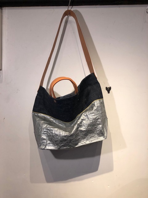 ※専用　大塚淳子さんのビニールバッグ　シルバー×黒 大塚淳子「ビニールバッグ展」 始まりました。 軽くて 丈夫で 雨